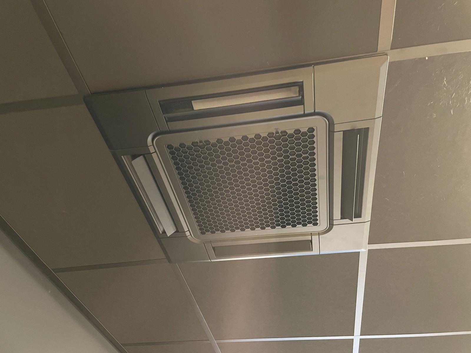 Zwarte cassette plafond airco